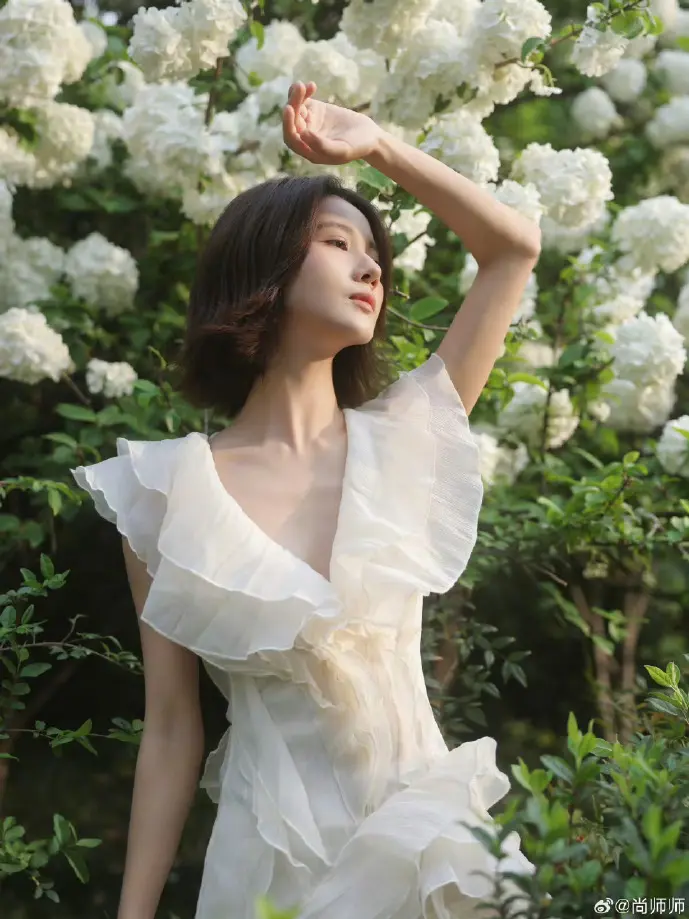 青岛地铁站内乘客使用手机扫码进出站